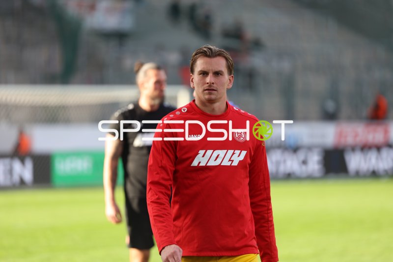 Spieler von Rot-Weiss Essen beim Aufwärmen vor dem Spiel