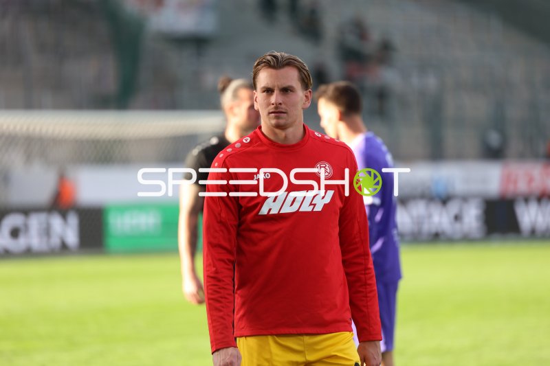 Spieler von Rot-Weiss Essen beim Aufwärmen vor dem Spiel