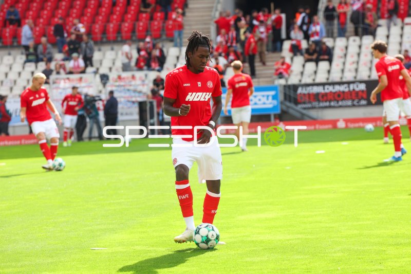 Franci Bouebari (#19; Rot-Weiss Essen) beim Aufwärmen mit dem Ball