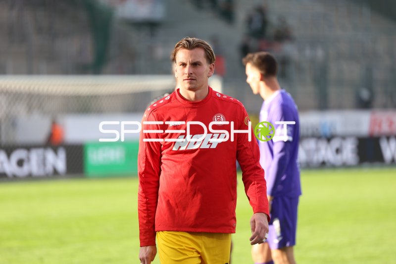 Spieler von Rot-Weiss Essen beim Aufwärmen vor dem Spiel