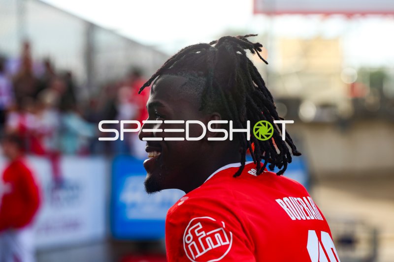 Franci Bouebari (#19; Rot-Weiss Essen) lächelt am Spielfeldrand