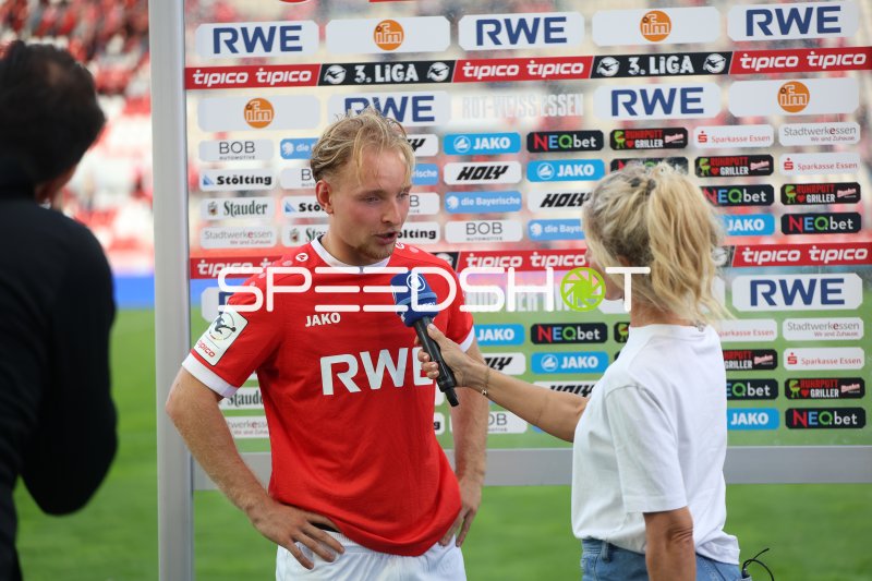 Spieler von Rot-Weiss Essen nach dem Spiel im Interview