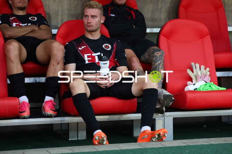 Spieler von FC Viktoria Köln auf der Ersatzbank