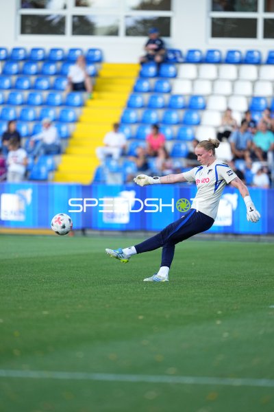 Laura Dick (#1; TSG Hoffenheim) beim Abschlag im Dietmar-Hopp-Stadion