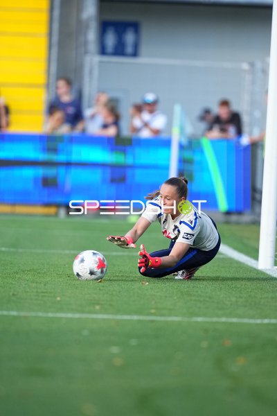 Lisa Lichtfus (#28; Belgien) pariert am Boden im Tor