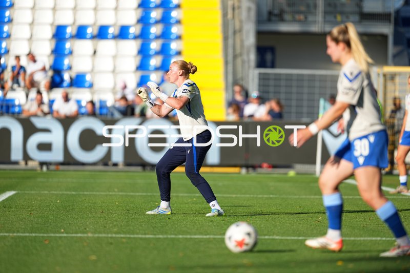 TSG-Hoffenheim-Torhüterin im Spielaufbau beim Heimspiel in Sinsheim