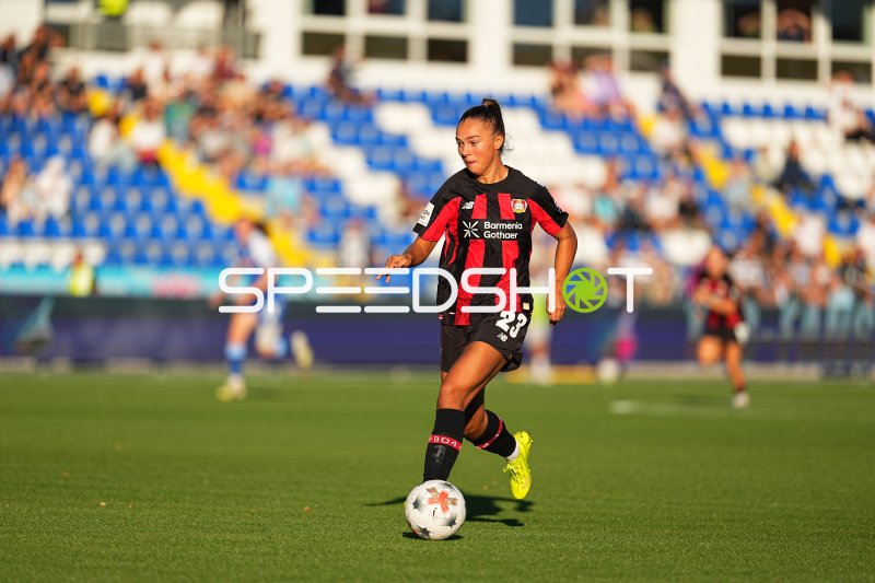 Maja Sternad (#23; Bayer 04 Leverkusen) am Ball im Dietmar-Hopp-Stadion
