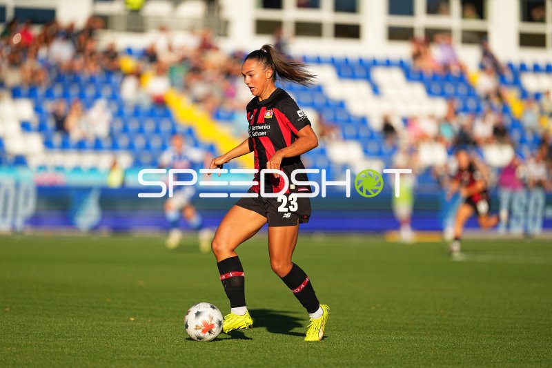 Maja Sternad (#23; Bayer 04 Leverkusen) am Ball im Dietmar-Hopp-Stadion