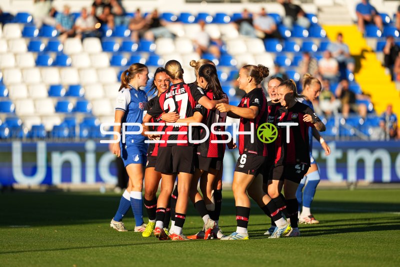 Marlene Müller (#27; Bayer 04 Leverkusen) im Jubel mit Teamkolleginnen