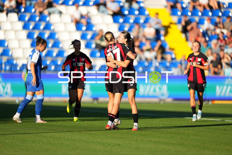 Marlene Müller (#27; Bayer 04 Leverkusen) jubelt mit Teamkollegin