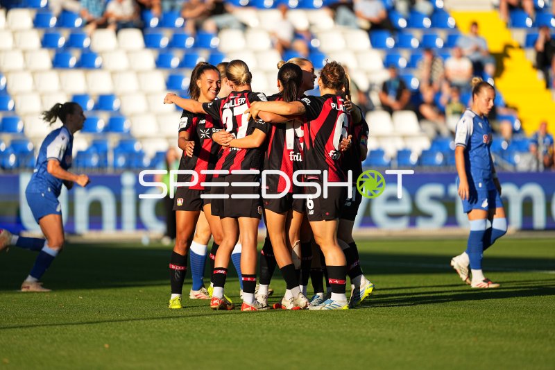 Maja Sternad (#23; Bayer 04 Leverkusen) bejubelt Tor mit Teamkolleginnen