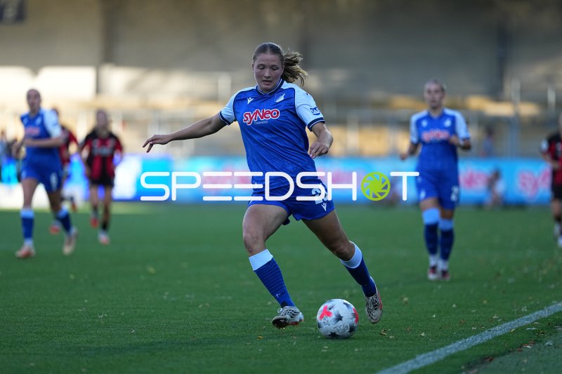 Jonna van de Velde (#25; TSG Hoffenheim) am Ball im Spielaufbau