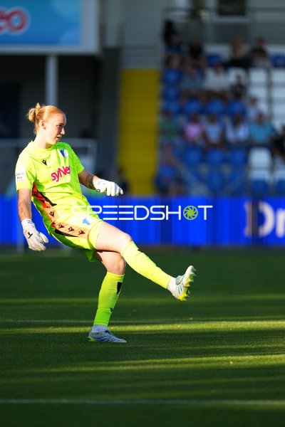Laura Dick (#1; TSG Hoffenheim) beim Abschlag im Dietmar-Hopp-Stadion