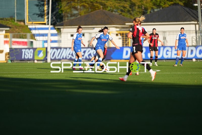 Chiara Hahn (#23; TSG Hoffenheim) im Zweikampf gegen Bayer 04 Leverkusen
