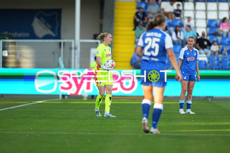 Laura Dick (#1; TSG Hoffenheim) mit Ball im Dietmar-Hopp-Stadion