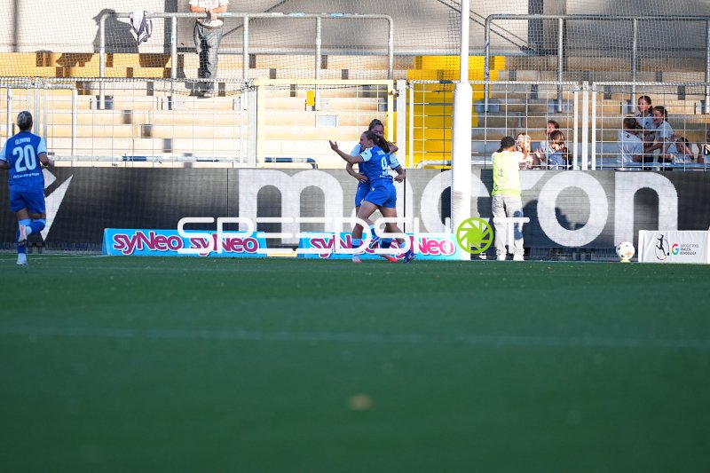 Laura Gloning (#20; TSG Hoffenheim) beim Torjubel mit Teamkollegin