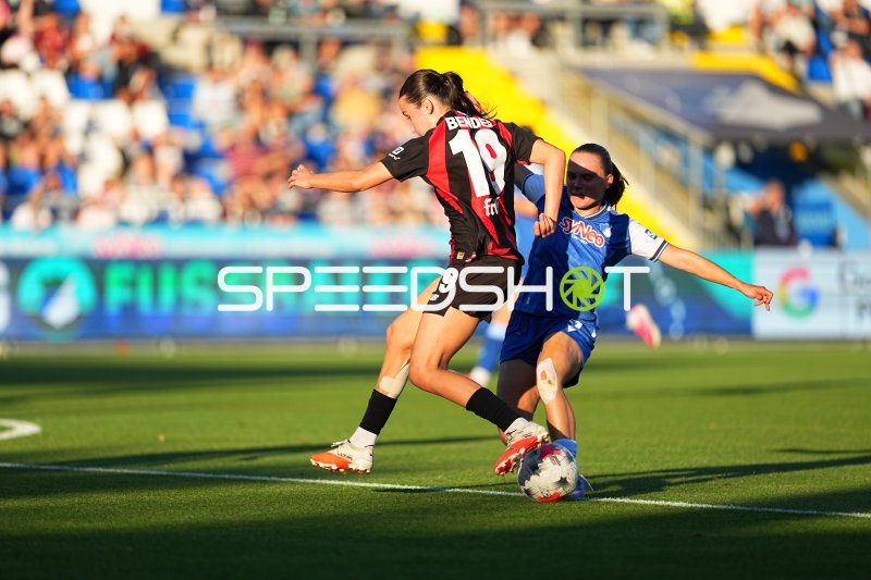 Loreen Bender (#19; Bayer 04 Leverkusen) im Zweikampf mit Marie Steiner (#9; TSG Hoffenheim)