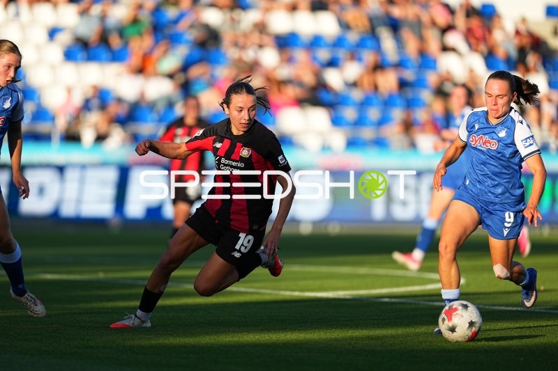 Marie Steiner (#9; TSG Hoffenheim) im Zweikampf gegen Loreen Bender (#19; Bayer 04 Leverkusen)