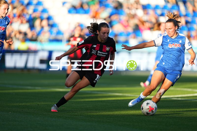 Marie Steiner (#9; TSG Hoffenheim) im Zweikampf gegen Loreen Bender (#19; Bayer 04 Leverkusen)