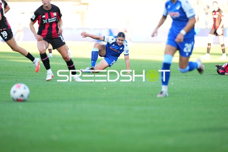 Svenja Fölmli (TSG Hoffenheim) kämpft sich nach Foul vom Boden hoch