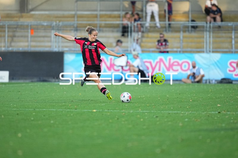 Paulina Platner (#25; Bayer 04 Leverkusen) beim Torschuss in Sinsheim