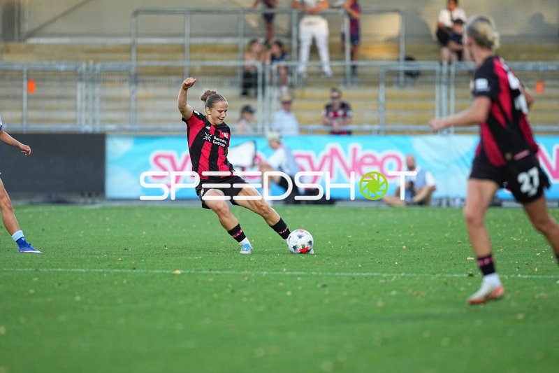 Marlene Müller (#27; Bayer 04 Leverkusen) beim Torschuss im Dietmar-Hopp-Stadion