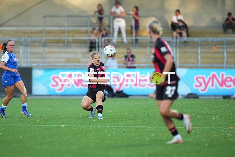 Paulina Platner (#25; Bayer 04 Leverkusen) spielt den Ball im Dietmar-Hopp-Stadion