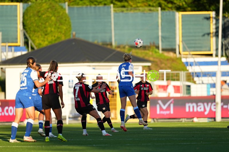 Vanessa Diehm (#6; TSG Hoffenheim) köpft im Zweikampf gegen Bayer 04 Leverkusen