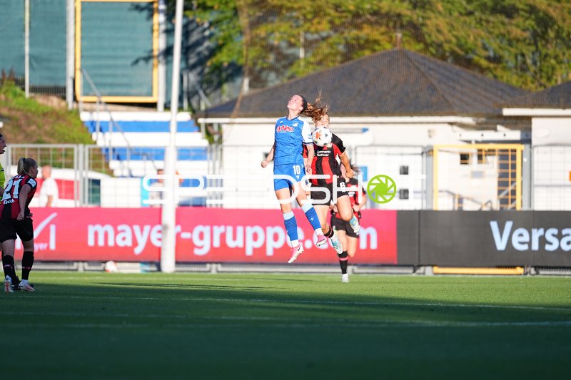 Valesca Ampoorter (#10; TSG Hoffenheim) gewinnt Kopfballduell gegen Bayer 04 Leverkusen