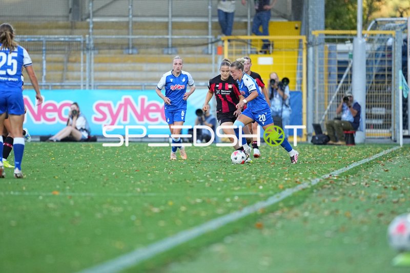 Paulina Platner (#25; Bayer 04 Leverkusen) im Zweikampf gegen Laura Gloning (#20; TSG Hoffenheim)
