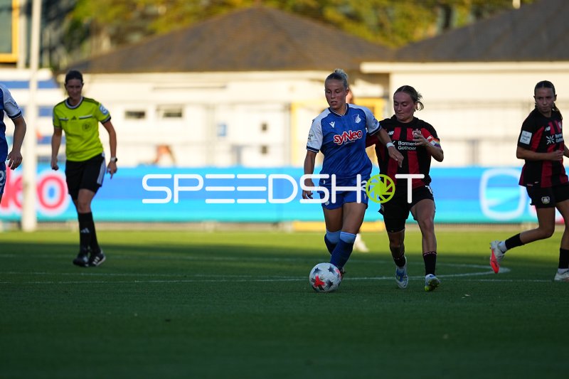 Laura Gloning (#20; TSG Hoffenheim) im Zweikampf gegen Sofie Zdebel (Bayer 04 Leverkusen)