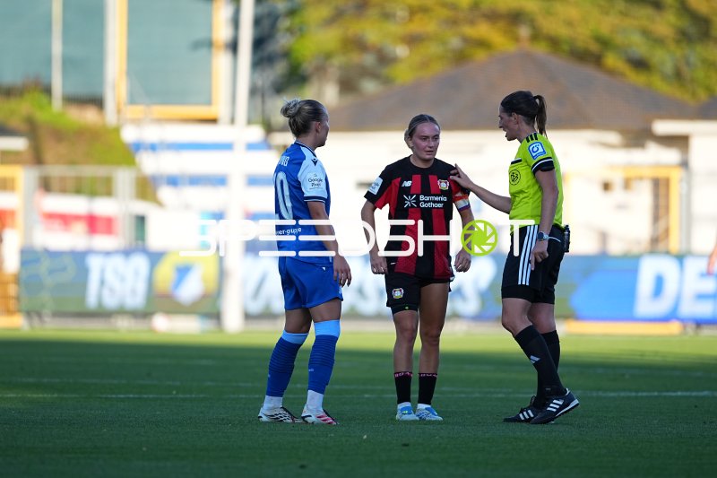 Sofie Zdebel (#16; Bayer 04 Leverkusen) im Gespräch mit Schiedsrichterin