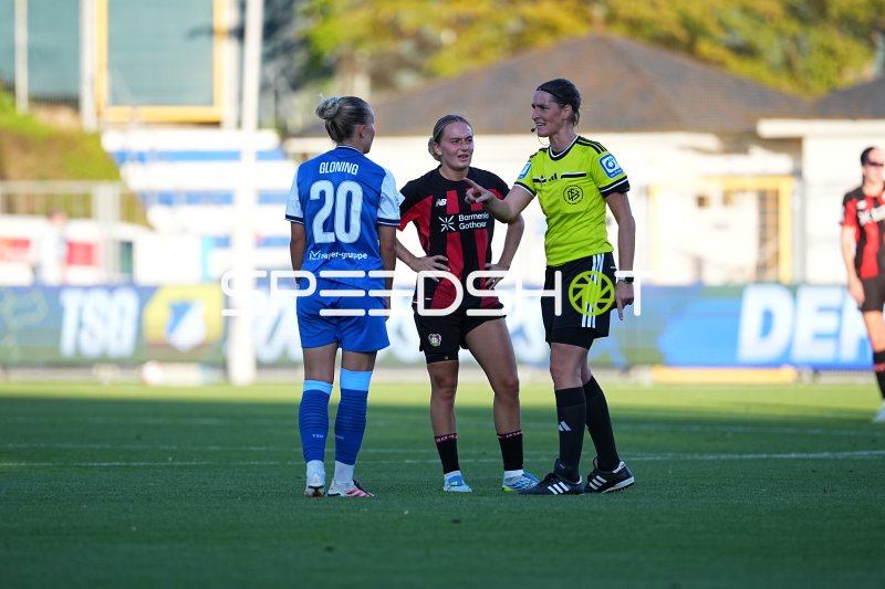Sofie Zdebel im Gespräch mit der Schiedsrichterin beim TSG-Leverkusen-Duell
