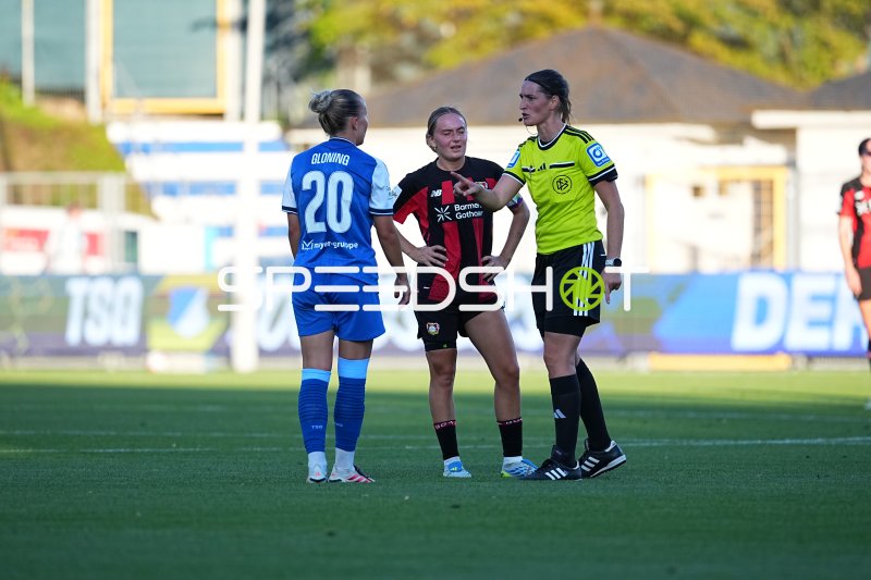Sofie Zdebel (#16; Bayer 04 Leverkusen) im Gespräch mit Schiedsrichterin