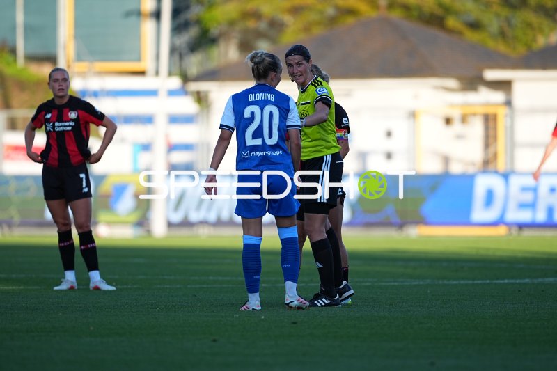 Laura Gloning (#20; TSG Hoffenheim) im Gespräch mit der Schiedsrichterin