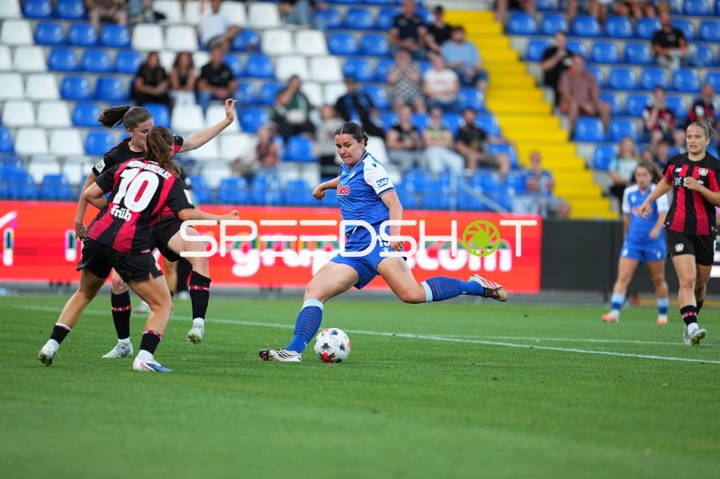TSG Hoffenheim #19 im Schussmoment gegen Bayer 04 Leverkusen