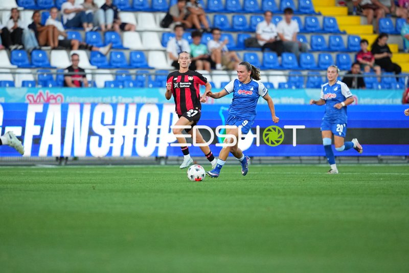 Marie Steiner (#9; TSG Hoffenheim) im Zweikampf gegen Marlene Müller (#27; Bayer 04 Leverkusen)