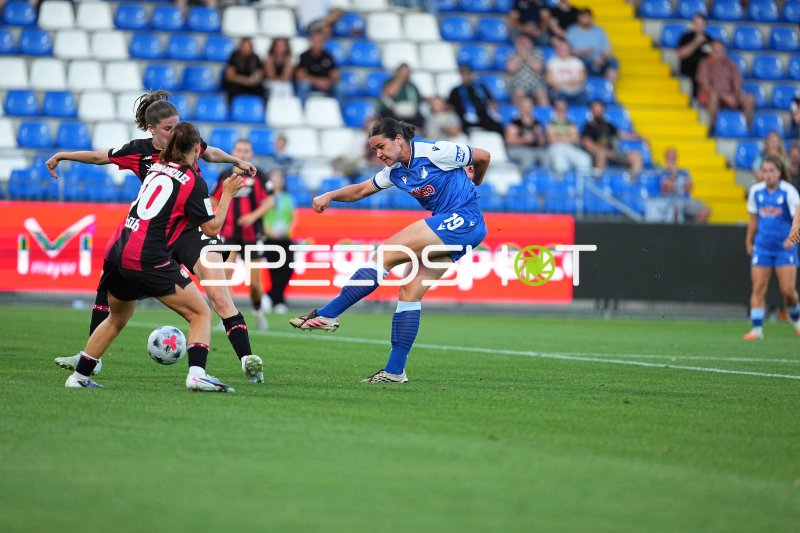 Selina Cerci (#29; TSG Hoffenheim) mit Torschuss gegen Bayer 04 Leverkusen