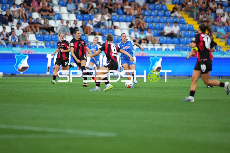 Marie Steiner (#9; TSG Hoffenheim) im Zweikampf gegen Bayer 04 Leverkusen