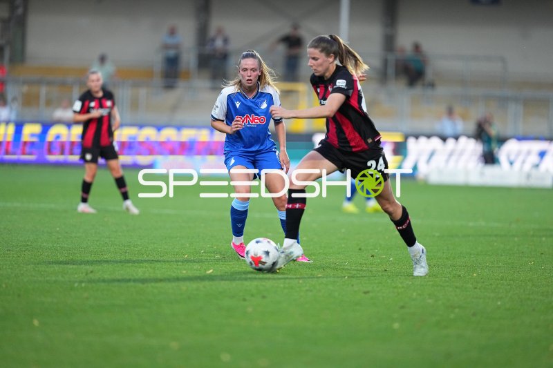 Valesca Ampoorter (#10; TSG Hoffenheim) im Zweikampf gegen Lilla Turanyi (#24; Bayer 04 Leverkusen)