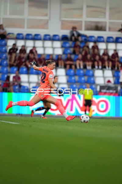 Charlotte Voll (#1; Bayer 04 Leverkusen) beim Abschlag im Dietmar-Hopp-Stadion