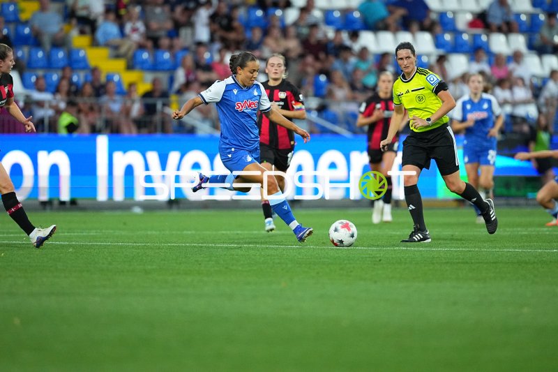 TSG Hoffenheim Spielerin im Schussmoment gegen Bayer 04 Leverkusen