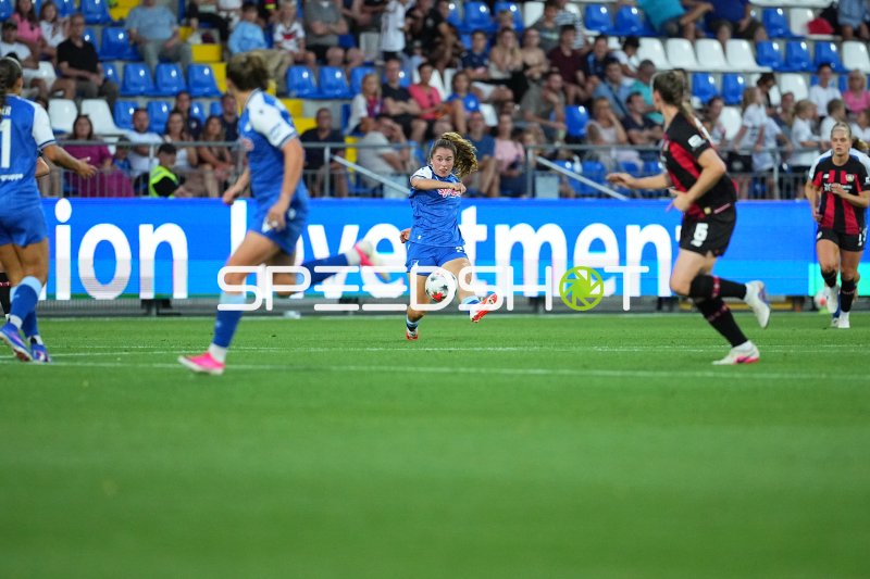 Laia Martret (#25; TSG Hoffenheim) beim Torschuss gegen Bayer 04 Leverkusen
