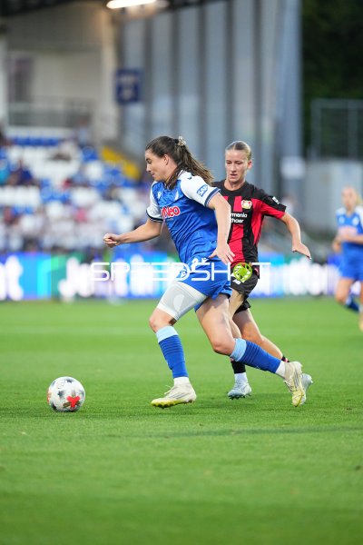 Chiara Hahn (#23; TSG Hoffenheim) im Zweikampf mit Marlene Müller (#27; Bayer 04 Leverkusen)
