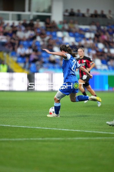 Chiara Hahn (#23; TSG Hoffenheim) beim Torschuss im Dietmar-Hopp-Stadion