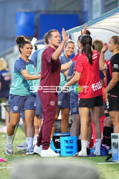 Paulina Platner (#25; Bayer 04 Leverkusen) beim Jubel an der Seitenlinie