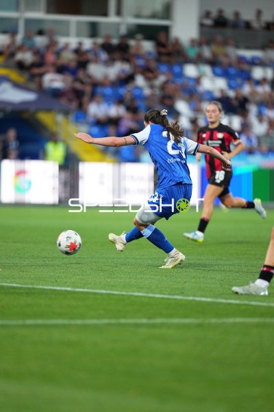 Chiara Hahn (#23; TSG Hoffenheim) beim Torschuss im Dietmar-Hopp-Stadion