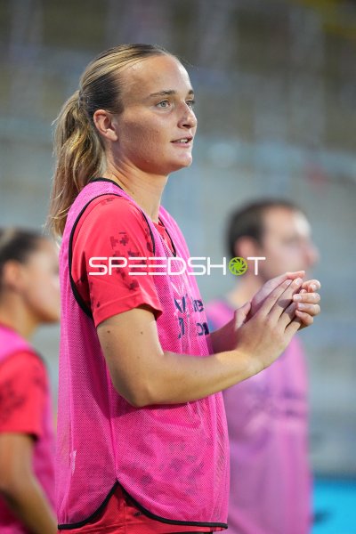 Spielerin von Bayer 04 Leverkusen klatscht im Dietmar-Hopp-Stadion