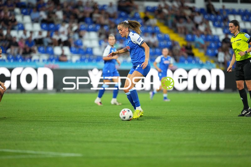 TSG Hoffenheim Spielerin am Ball im Dietmar-Hopp-Stadion