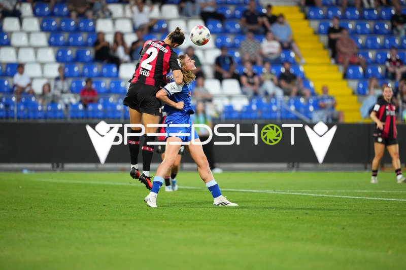 Selina Ostermeier (#2; Bayer 04 Leverkusen) gewinnt Kopfballduell gegen TSG Hoffenheim